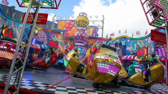 Im Break Dancer lassen sich Fahrgäste auf dem Lukasmarkt ordentlich durchwirbeln.