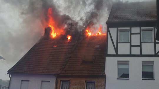 Die Flammen breiteten sich schnell über das Dach aus.