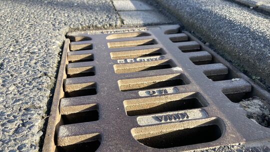 Unbekannte haben in der Straße Marientaler Au im Zeller Stadtteil Kaimt gusseiserne Einlaufschachtdeckel entwendet. Sie ähneln d