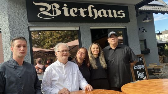 Ein Teil des Teams (von links): der zweite Koch Lars Paulsen, Achim Betz, Service-Kraft Lorena Spies, Office-Frau Aylin Ölmez so