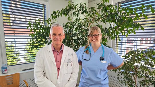 Unterschiedliche Wege führten sie zur Medizin, nun betreuen sie gemeinsam ihre Patienten in Kirn: Ralf Peter Schwebel und Laura
