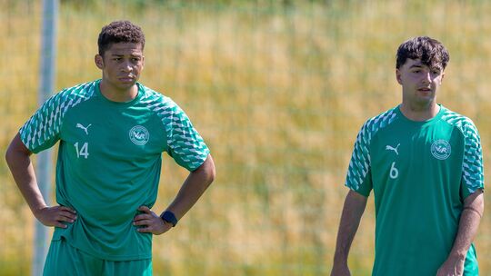 Henri Schneider (rechts) brachte den VfR Baumholder beim VfR Grünstadt 2:0 in Führung. Lenard Foggy (links) verursachte einen El