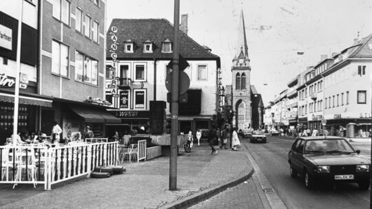 Ein Klassiker der Kreuznacher Café-Kultur: das "Bistro" am Salinenplatz. Sehen und gesehen werden, das war hier garantiert.