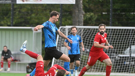 Der Walporzheimer Faltum Canolli (vorn im blauen Trikot) ist auf dem Weg zum 2:0 gegen die Westumer Reserve, am Ende stand ein 7