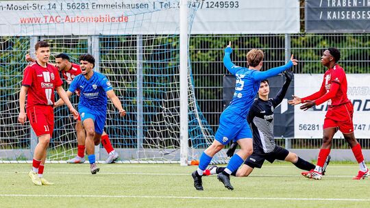 Jonas Wunderlich (in Blau, rechts) dreht jubelnd nach seinem 1:0 gegen den Ahrweiler BC II ab. Teamkollege Mo Alhaj (links) legt
