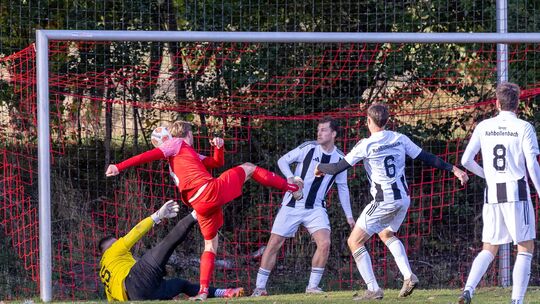 Der 3:2-Siegtreffer für den SV Buhlenberg ist unterwegs. Cedric Nikodemus schießt die Kugel ins Tor. Eugen Krukov im Tor der Spv