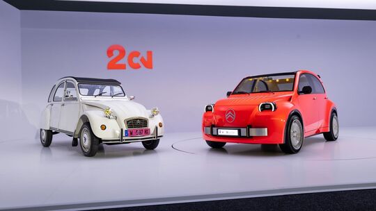 Die alte Ente und die Studie 2CV von Citroën Die alte Ente und die Studie 2CV von Citroën