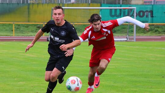 Die SG Rheinblick II um Louis Oldach (links) verlor nach 2:1-Führung in Oberwesel noch mit 2:6 gegen die SG Uhler/Kastellaun, fü