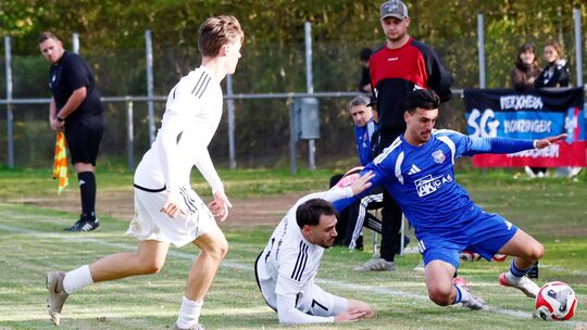 Die SG Merxheim/Monzingen/Meddersheim (blaue Trikots) gibt keinen Ball verloren, auch nicht an der Außenlinie gegen den TuS Pfaf Die SG Merxheim/Monzingen/Meddersheim (blaue Trikots) gibt keinen Ball verloren, auch nicht an der Außenlinie gegen den TuS Pfaf