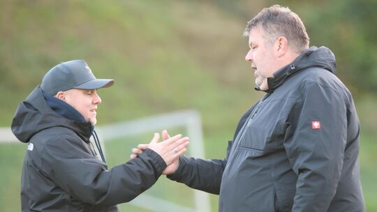 Die Trainer des Elf-Tore-Spektakels in Hettenrodt: TVH-Coach Oliver Koerdt (rechts) beglückwünscht Jan Eisenhut zum 6:5-Sieg.