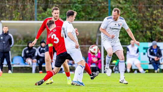 Im Kampf um den Ball versucht der Löfer Kapitän Moritz Ackermann (vorn links im roten Trikot) am Nörtershausener Florian Speth (