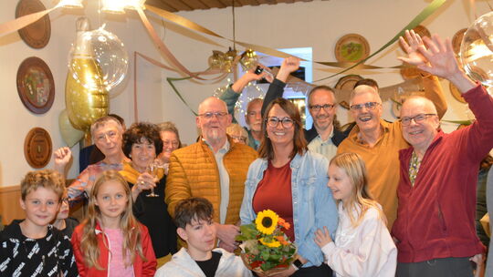 Zur Spontanfeier für Irina Bott (Mitte), der frischgewählten Ortsvorsteherin von Bosenheim brachte Gerhard Merkelbach (links dan