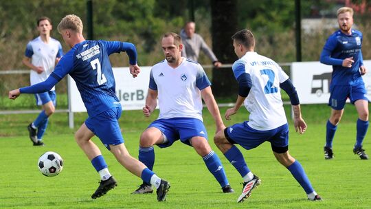 Die SG Niederbreitbach (in Blau) und der VfL Wied Niederbieber (in Weiß) trennten sich in einer wilden Begegnung 3:3.