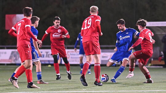 In einem guten A-Klassen-Spiel gewann die SG Herschbach-Schenkelberg (in Rot) mit 2:1 gegen die SG Gebhardshainer Land (in Blau)