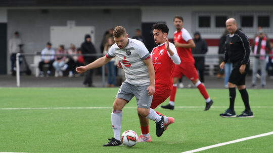 Christian Wünsch (am Ball, bedängt von Lahnsteins Ryan Tourabi) erzielte in der Nachspielzeit per Freistoß das goldene Tor am Im