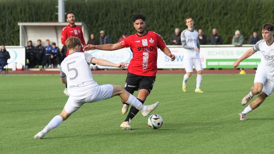 Türkiyemspor Ransbach-Baumbach (in Rot) unterlag den SF Höhr-Grenzhausen (in Weiß) denkbar knapp.