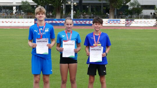 LG-Talent Jannik Maaser (rechts) überlief über 60 Meter die Hürden erstmals in 10,26 Sekunden und verdiente sich den Platz auf d