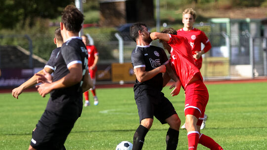 Beim FSV Salmrohr (rote Trikots) bekam die SG Ellscheid um ihren spielenden Co-Trainer Klaus Fahrenkrog (rechts) aus Gevenich be