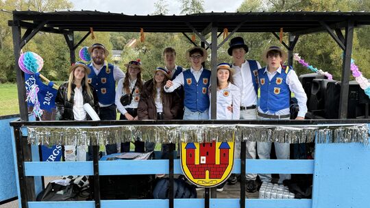 Die Kirmesgesellschaft feierte auf dem Umzug in Burgschwalbach die Kirmes ausgelassen.