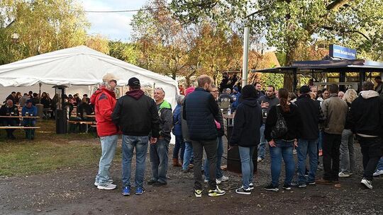 Viele Gäste feierten mit der Familie Leonhard des zweiten Kartoffelfestes nicht nur im aufgebauten Zelt. Auch an den aufgestellt