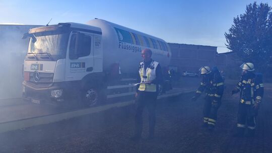 Künstlicher Rauch wird bei der Feuerwehrübung erzeugt, um die Gefährung duch einen Gasaustritt darzustellen.
