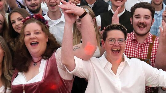 Monja und Sandra Hoffmann sind das neue Kirmespaar der Kirmesgesellschaft Urbach. Monja und Sandra Hoffmann sind das neue Kirmespaar der Kirmesgesellschaft Urbach.