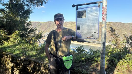 Jürgen Goedert kennt sich als Wegewart bestens mit den Wanderwegen rund um die Burg Rheinfels aus.
