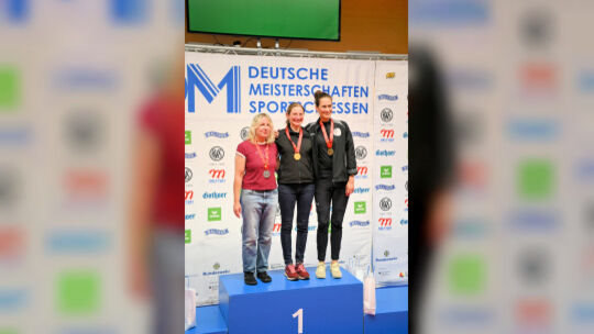 Eva Naudsch (links) freut sich auf dem Siegerpodest in München über ihre Silbermedaille. Eva Naudsch (links) freut sich auf dem Siegerpodest in München über ihre Silbermedaille.