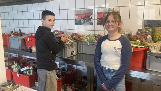 Helfen, wo Hilfe gebraucht wird: Mascha und Ben engagieren sich bei der Tafel und unterstützen dort die Vorbereitung der Lebensm