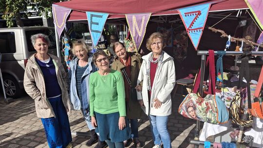Jutta Lehnert (3. von links) und ihr Team vom Verein „Frauenzimmer“ waren auch beim Markt der Regionen in Koblenz mit dabei.