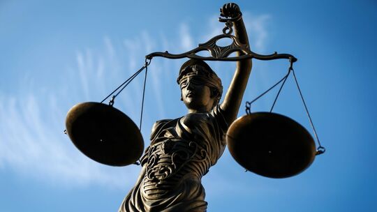 Weil er seinen Stiefsohn mutmaßlich missbraucht hat, muss sich ein 37-Jähriger nun vor dem Amtsgericht in Diez verantworten.