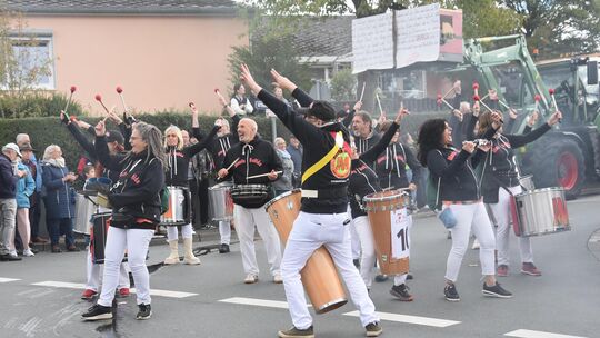 Die Fußgruppe von Monta Batida machte mit ihrer flotten Musik und den karibischen Klängen Stimmung beim Festumzug.