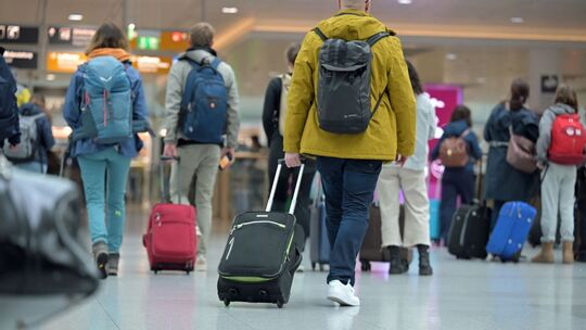 Reisegäste gehen zum Check-in am Flughafen. Reisegäste gehen zum Check-in am Flughafen.