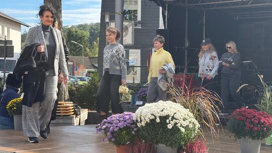 Insgesamt vier lokale Modehäuser nahmen an der Modenschau teil, um ihre neue „Herbstfashion“ zu präsentieren.