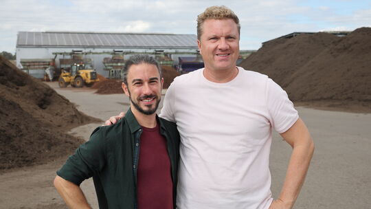 Content Marketing Manager Michael Schiefer und Geschäftsführer Alexander Storr (rechts) vor den Erdhügeln in Kobern-Gondorf: Pre