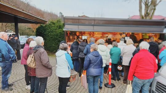 Großes Interesse zeigte die Arzbacher Bevölkerung an den Ständen mit Backwaren und mit Wurst und Fleisch beim Wochenmarkt. Gemüs