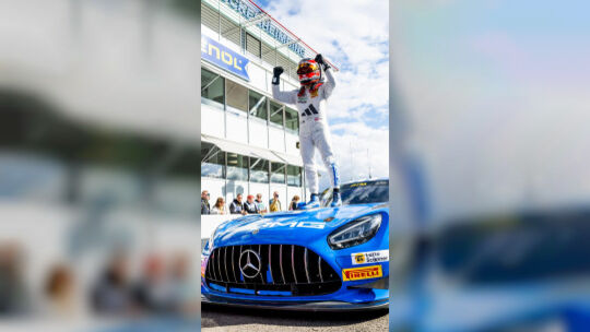 Mit einem Tanz auf der Motorhaube feierte Lucas Auer vom Bad Kreuznacher Rennstall Mercedes-AMG Team Landgraf seinen Sieg auf de