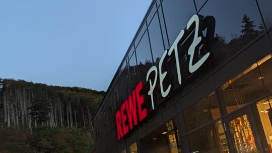 Nun ist auch der Schriftzug am modernisierten Petz Rewe in Betzdorf installiert.