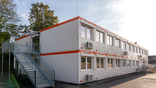 Das Containerprovisorium der Grundschule Leubsdorf sorgt weiter für Schlagzeilen: Nach fehlenden Toilettentrennwänden und Brands