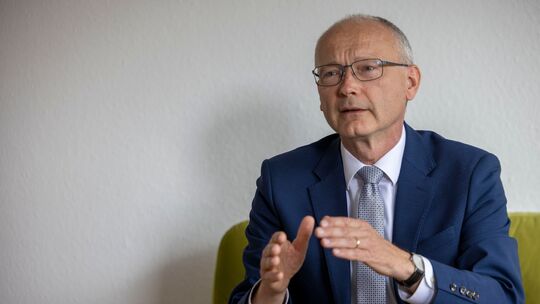 Justizminister Helmut Martin erläutert seine Perspektive zu einem möglichen Verbotsverfahren gegen die AfD.