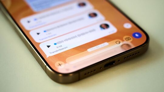Die Funktion «Transkribieren» bei einer WhatsApp-Sprachnachrich Die Funktion «Transkribieren» bei einer WhatsApp-Sprachnachrich