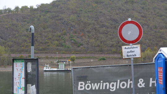 Seit März 2026 kann die Fähre zwischen Boppard und Filsen nicht fahren. Ein Schiff ist gegen den Anleger gefahren.