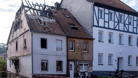 Große Schäden hat ein Brand an diesen beiden Häusern in Birkenfeld angerichtet.