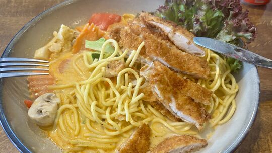 Ein Nudelteller mit überraschend frischem Gemüse und knackigen Nudeln in höllischer Sauce.