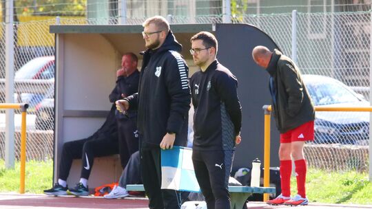 Fabian Dämgen (vorne rechts), Trainer der SG Rheinblick II, blickt gespannt auf das Nachholspiel am Mittwoch (20 Uhr) in Niederb Fabian Dämgen (vorne rechts), Trainer der SG Rheinblick II, blickt gespannt auf das Nachholspiel am Mittwoch (20 Uhr) in Niederb