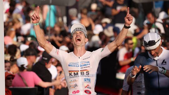 David Simon beim Zieleinlauf: Der 35-jährige Bücheler hat es geschafft, er ist Finisher beim legendären Ironman Hawaii, dem härt