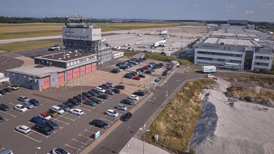 Blick auf den Flughafen Hahn aus der Luft: Seit Jahren sind im Einzugsbereich des Airports PFAS-Belastungen bekannt, die nach An