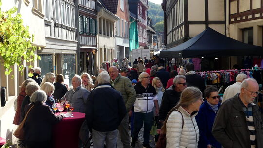 Das vielfältige Warensortiment der Marktbeschicker und verkaufsoffene Geschäfte laden am kommenden Sonntag zu einem Bummel durch Das vielfältige Warensortiment der Marktbeschicker und verkaufsoffene Geschäfte laden am kommenden Sonntag zu einem Bummel durch