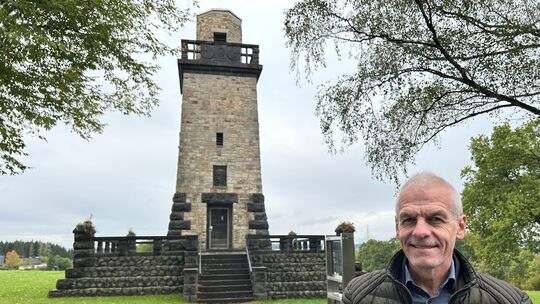 Fred Jüngerich steht vor dem Bismarckturm in Altenkirchen, einem der Wahrzeichen der Verbandsgemeinde Altenkirchen-Flammersfeld.