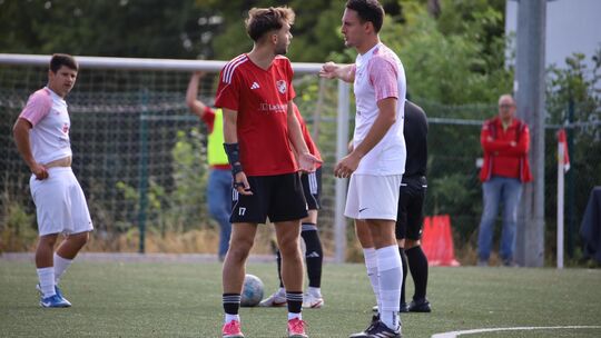 Wenn Blankenrath (rotes Trikot, mit Niklas Weit) gegen Strimmig (von links mit Lennard Massmann und Robin Gründer) spielt, gibt